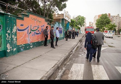 اصغر پیری حضانت فرزند برادر شهیدش را بر عهده گرفته و او را نیز تا مدرسه همراهی می‌کند