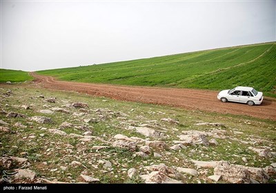 این معلم فداکار تعدادی از دانش‌آموزان که در دشت‌های اطراف مدرسه پراکنده هستند و امکان رفت‌و‌آمد را ندارند را به صورت رایگان جابجا می‌کند