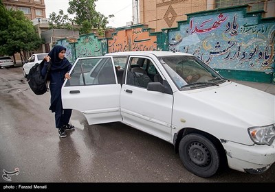 اصغر پیری حضانت فرزند برادر شهیدش را بر عهده گرفته و او را نیز تا مدرسه همراهی می‌کند