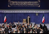 تصویری از آیه نصب شده در دیدار رهبر انقلاب با کارگزاران حج