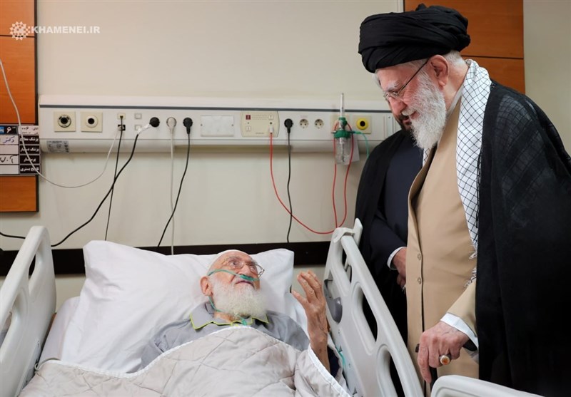 عیادت امام خامنه‌ای از آیت‌الله نوری‌همدانی