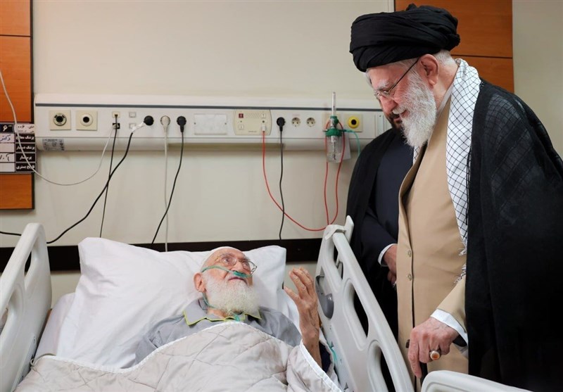 الإمام الخامنئی یزور آیة الله نوری همدانی فی المستشفى