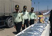 کشف 271 کیلوگرم شیشه از یک تریلی بار گمرکی در خراسان جنوبی