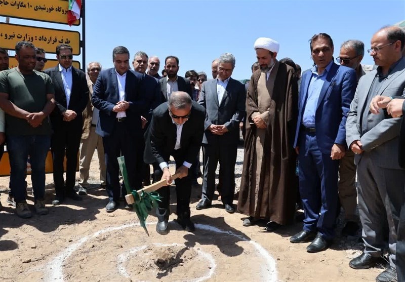 نخستین نیروگاه خورشیدی ۱۰ مگاواتی شهرستان زیرکوه کلید خورد