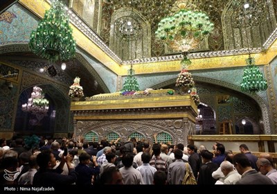 تعویض گل های ضریح مطهر امام رضا(ع)
