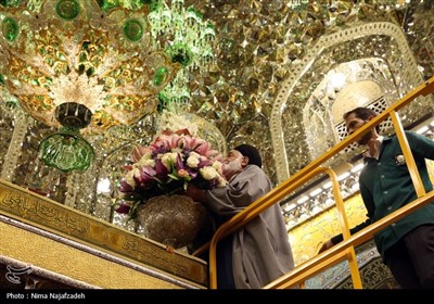 تعویض گل های ضریح مطهر امام رضا(ع)