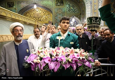 تعویض گل های ضریح مطهر امام رضا(ع)