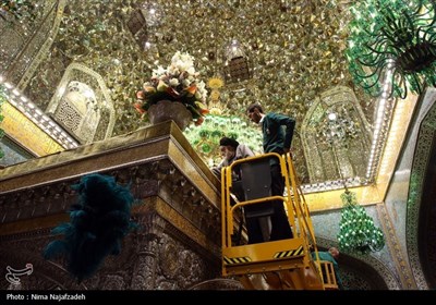 تعویض گل های ضریح مطهر امام رضا(ع)