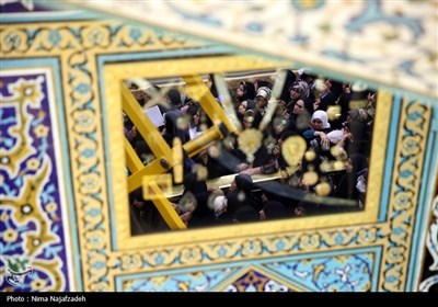 تعویض گل های ضریح مطهر امام رضا(ع)