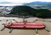 Oil Rises on Trade Talk Hopes As Gold Gains amid Geopolitical Tensions