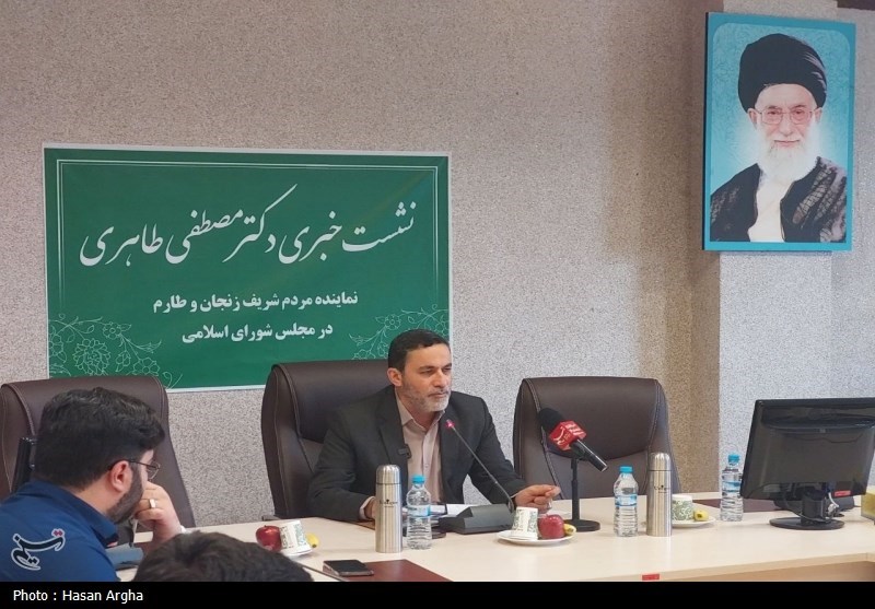  طاهری: آمریکا در مذاکرات از تئوری بازی بزدل استفاده می‌کند 