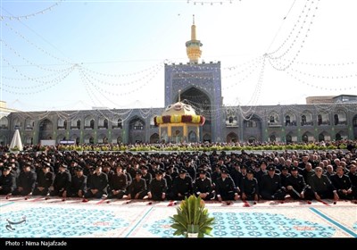 تعویض پرچم گنبد حرم مطهر رضوی به مناسبت میلاد امام رضا(ع)