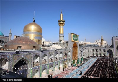 تعویض پرچم گنبد حرم مطهر رضوی به مناسبت میلاد امام رضا(ع)