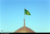 تعویض پرچم گنبد حرم مطهر رضوی به مناسبت میلاد امام رضا(ع)