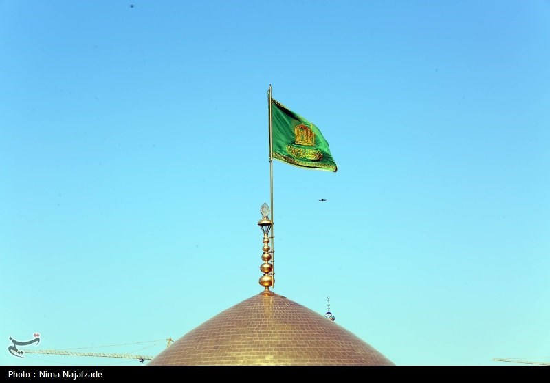تعویض پرچم گنبد حرم مطهر رضوی به مناسبت میلاد امام رضا(ع)