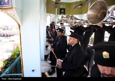 تعویض پرچم گنبد حرم مطهر رضوی به مناسبت میلاد امام رضا(ع)