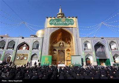 تعویض پرچم گنبد حرم مطهر رضوی به مناسبت میلاد امام رضا(ع)