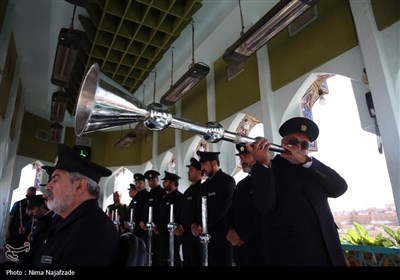 تعویض پرچم گنبد حرم مطهر رضوی به مناسبت میلاد امام رضا(ع)