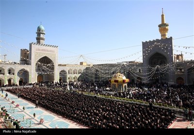 تعویض پرچم گنبد حرم مطهر رضوی به مناسبت میلاد امام رضا(ع)