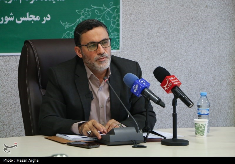 همه زیر پرچم ولایت مقابل دشمن ایستاده‌اند