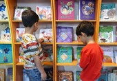 سرگردانی بچه‌ها برای انتخاب کتاب در نمایشگاه