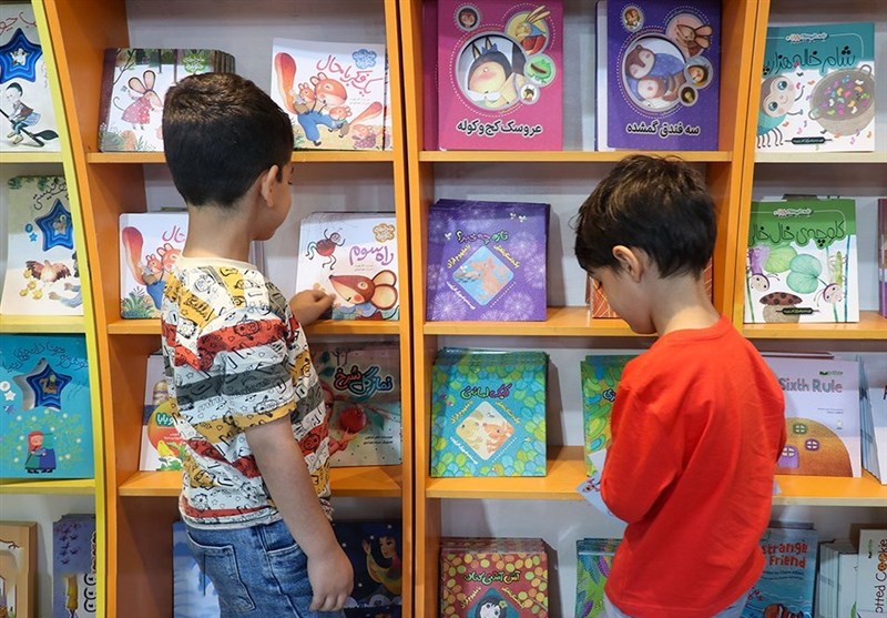  سرگردانی بچه‌ها برای انتخاب کتاب در نمایشگاه 