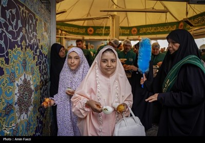 فالوده شیرازی، هدیه شیرازی ها به زائران حرم رضوی
