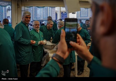 فالوده شیرازی، هدیه شیرازی ها به زائران حرم رضوی