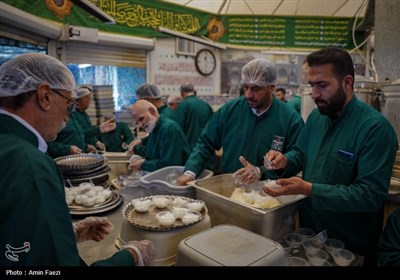 فالوده شیرازی، هدیه شیرازی ها به زائران حرم رضوی