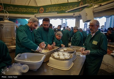 فالوده شیرازی، هدیه شیرازی ها به زائران حرم رضوی