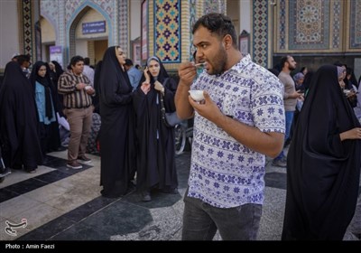 فالوده شیرازی، هدیه شیرازی ها به زائران حرم رضوی