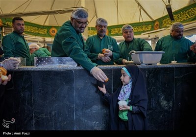 فالوده شیرازی، هدیه شیرازی ها به زائران حرم رضوی