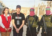 القسام تسلّم عیدان ألکسندر.. وحماس تحذّر: مواصلة العدوان تطیل معاناة الأسرى