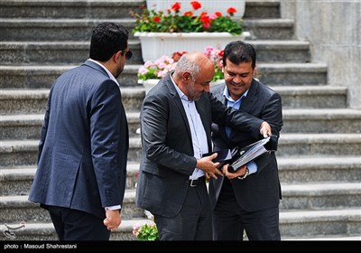حسین افشین، معاون علمی ،‌ فناوری و اقتصاد دانش بنیان رییس جمهور و احمد میدری وزیر تعاون، کار و رفاه اجتماعی در حاشیه جلسه هیات دولت