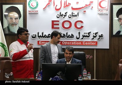 بازدید استاندار کرمان از تجهیزات هلال احمر
