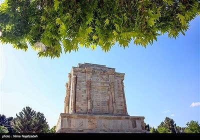 حکیم ابوالقاسم فردوسی توسی" زادهٔ ۳۱۹ خورشیدی و درگذشته‌ی پیش از ۳۹۷ خورشیدی" سخن‌سرای نامی ایران و سرایندهٔ شاهنامه حماسهٔ ملی ایران است