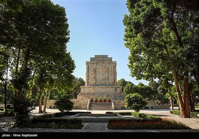 مجموعهٔ فرهنگی باغ آرامگاه فردوسی در طوس و در ۲۵ کیلومتری شمال‌غربی شهر مشهد در مسیری منشعب از بزرگراه مشهد–قوچان، نزدیک به شهر تاریخی تابران و بقعهٔ تاریخی هارونیه قرار دارد. 