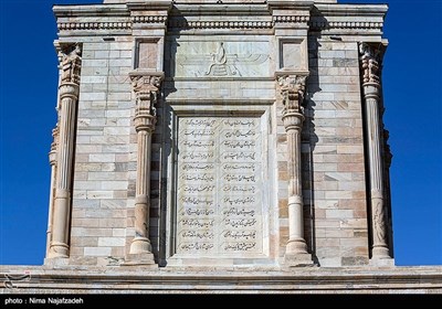 مجموعهٔ فرهنگی باغ آرامگاه فردوسی در طوس و در ۲۵ کیلومتری شمال‌غربی شهر مشهد در مسیری منشعب از بزرگراه مشهد–قوچان، نزدیک به شهر تاریخی تابران و بقعهٔ تاریخی هارونیه قرار دارد. 