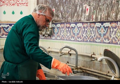 خدمتگزاری کرمانی‌ها در چایخانه حرم رضوی