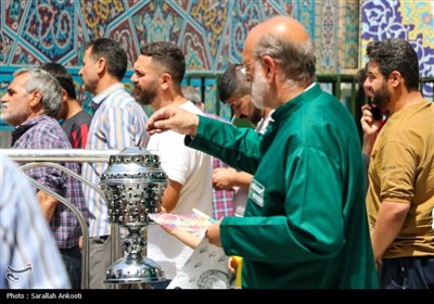 خدمتگزاری کرمانی‌ها در چایخانه حرم رضوی