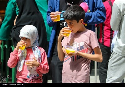 خدمتگزاری کرمانی‌ها در چایخانه حرم رضوی
