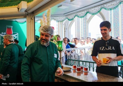 خدمتگزاری کرمانی‌ها در چایخانه حرم رضوی