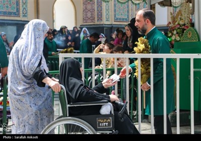 خدمتگزاری کرمانی‌ها در چایخانه حرم رضوی