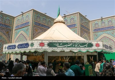 خدمتگزاری کرمانی‌ها در چایخانه حرم رضوی