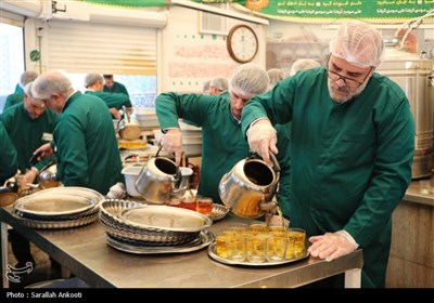 خدمتگزاری کرمانی‌ها در چایخانه حرم رضوی