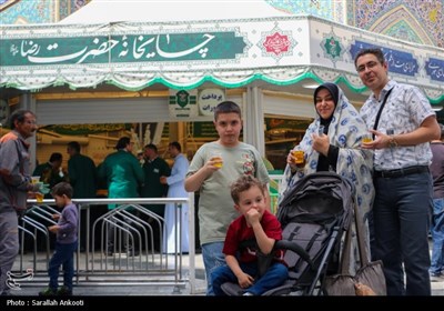 خدمتگزاری کرمانی‌ها در چایخانه حرم رضوی