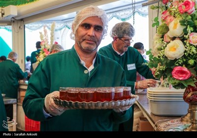 خدمتگزاری کرمانی‌ها در چایخانه حرم رضوی