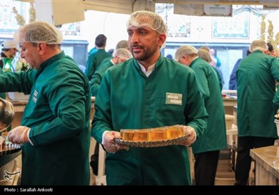 خدمتگزاری کرمانی‌ها در چایخانه حرم رضوی