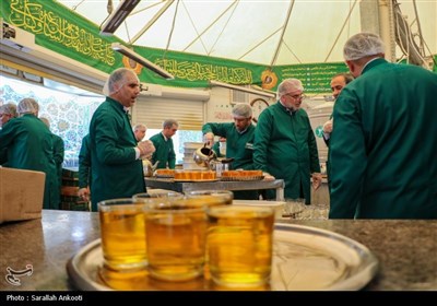خدمتگزاری کرمانی‌ها در چایخانه حرم رضوی
