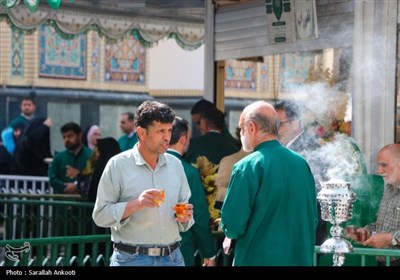 خدمتگزاری کرمانی‌ها در چایخانه حرم رضوی
